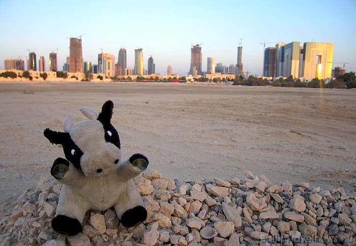Katara ir pretstatiem bagāta un valsts galvaspilsēta Doha atrodas tieši pie tuksneša
Foto: andystoll Katara ir pretstatiem bagāta un valsts galvaspilsēta Doha atrodas tieši pie tuksneša
Foto: andystoll 54127
