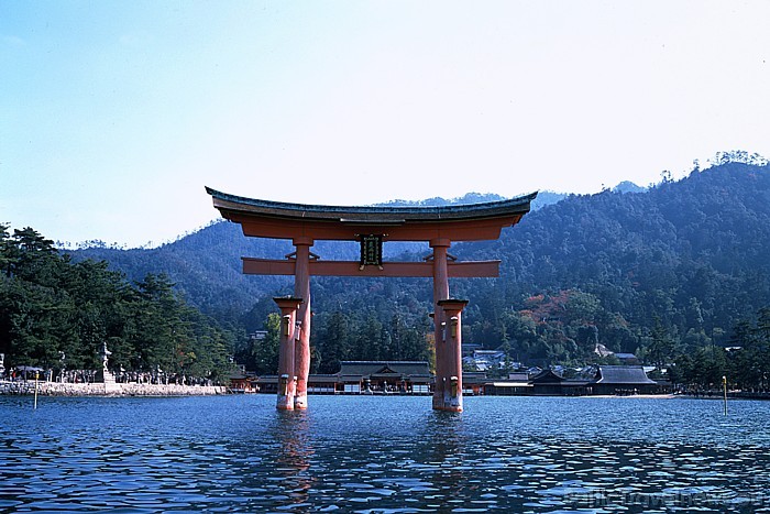 Japāna ir salu valsts Austrumāzijā. Tā sastāv no 6852 salām, bet lielākās četras ir Hokaido, Honsju, Sikoku un Kjusju
Foto: © JNTO Japāna ir salu valsts Austrumāzijā. Tā sastāv no 6852 salām, bet lielākās četras ir Hokaido, Honsju, Sikoku un Kjusju
Foto: © JNTO 54245