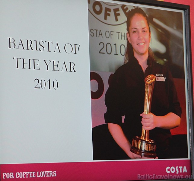 Visi Costa kafijas veikalu bārmeņi – baristas, tiek speciāli apmācīti kafijas pagatavošanas mākslā Visi Costa kafijas veikalu bārmeņi – baristas, tiek speciāli apmācīti kafijas pagatavošanas mākslā 54386