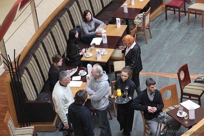 Costa Cofee saviem klientiem piedāvās tikai augstākās kvalitātes Mocha Italia kafiju, kas pagatavota no rūpīgi atlasītām un īpašā veidā grauzdētām kaf Costa Cofee saviem klientiem piedāvās tikai augstākās kvalitātes Mocha Italia kafiju, kas pagatavota no rūpīgi atlasītām un īpašā veidā grauzdētām kaf 54390