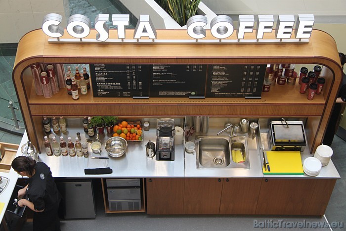 Pupiņas tiek grauzdētas Londonā, vienīgajā Costa ražotnē, no kuras tiek apgādāti absolūti visi „Costa Coffee” kafijas veikali pasaulē Pupiņas tiek grauzdētas Londonā, vienīgajā Costa ražotnē, no kuras tiek apgādāti absolūti visi „Costa Coffee” kafijas veikali pasaulē 54391