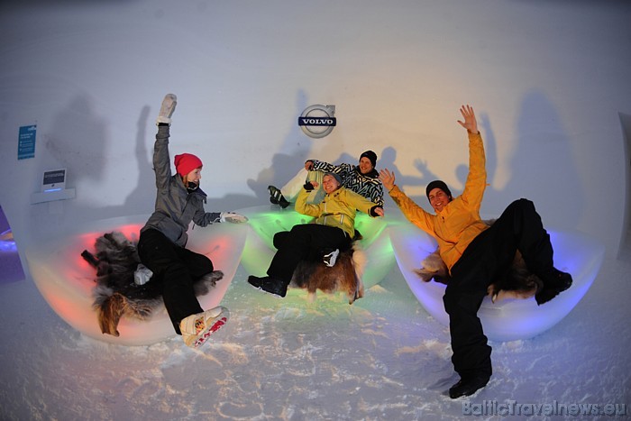 Viesnīcā izvietotie ledus dīvāni ir klāti ar zvērādām. Guļvietas nav iespējams izkustināt no vietas, jo tās ir ļoti smagas
Foto: © Volvo Ice Camp Viesnīcā izvietotie ledus dīvāni ir klāti ar zvērādām. Guļvietas nav iespējams izkustināt no vietas, jo tās ir ļoti smagas
Foto: © Volvo Ice Camp 54504