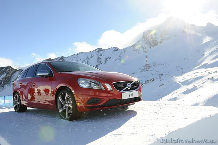 Vienlaicīgi ar viesnīcu Volco Ice Camp funkcionē kā izstāžu zāle, kur var ne tikai apskatīt, bet arī izmēģināt automašīnu Volvo S60 R-Design
Foto: ©  54506
