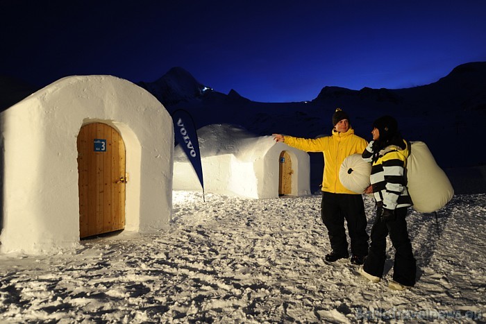 Guļot iglā, apmeklētājus nodrošina ar siltiem guļammaisiem, zvērādām un speciāliem matračiem
Foto: © Volvo Ice Camp 54509