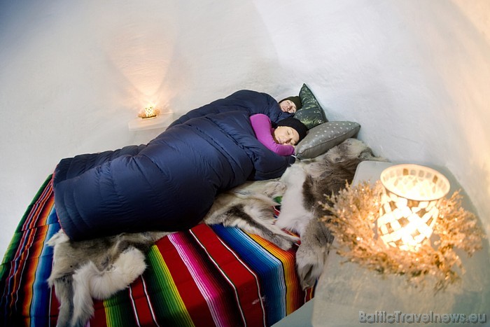 Neskatoties uz to, ka apmeklētāji nakšņo ledus gultās, viņiem tiek izsniegta īpaša gultasveļa un aprīkojums, kas salt neļaus
Foto: © Volvo Ice Camp Neskatoties uz to, ka apmeklētāji nakšņo ledus gultās, viņiem tiek izsniegta īpaša gultasveļa un aprīkojums, kas salt neļaus
Foto: © Volvo Ice Camp 54514