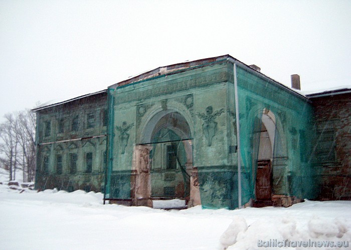 Baltā pils celta 1763. gadā, vairakkārt pārbūvēta, ar terasi un plašām kāpnēm dārza pusē, tā ieguvusi renesanses villas stila iezīmes. Pils vairākas r Baltā pils celta 1763. gadā, vairakkārt pārbūvēta, ar terasi un plašām kāpnēm dārza pusē, tā ieguvusi renesanses villas stila iezīmes. Pils vairākas r 54615