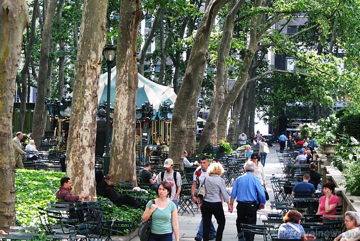 Tieši pavasarī Ņujorkas parkos un dārzos parādās saules izslāpuši pilsētnieki un tūristi  
Foto: Kathleen Fox, www.nycgo.com 54628