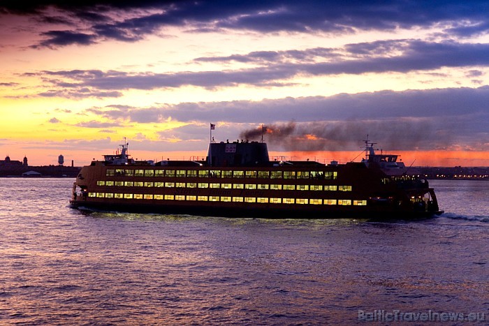 Staten Island Ferry ir prāmis, kas nogādā Ņujorkas iedzīvotājus un viesus uz Steitenailendas salu
Foto: Malcolm Brown, www.nycgo.com 54637