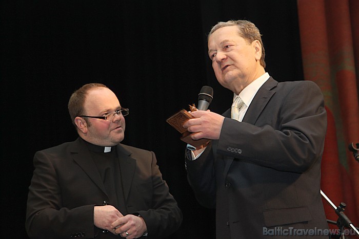 «Latgolas vourds» radio redaktors Bronislavs Sprydzāns saņem svētās Agates dienā no katoļu priestera Viktora Nagļa laba vēlējumus un Dieva svētību «Latgolas vourds» radio redaktors Bronislavs Sprydzāns saņem svētās Agates dienā no katoļu priestera Viktora Nagļa laba vēlējumus un Dieva svētību 54684