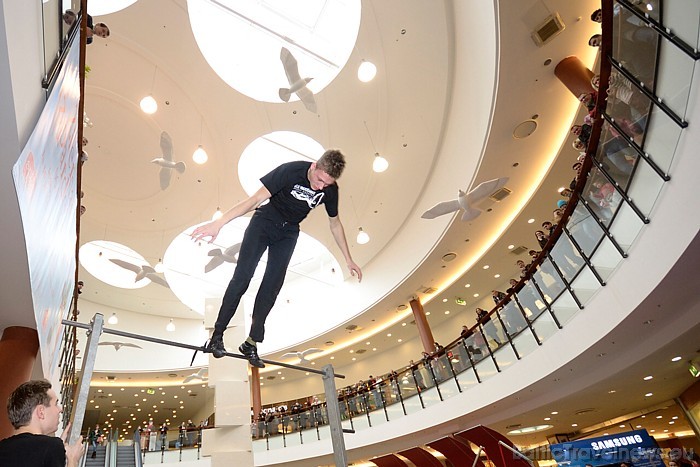Apmeklētāji varēja vērot Latvijas vingrošanas izlases un ielu vingrotāju šovu, Parkour profesionāļus, kā arī paši izmēģināt spēkus vingrošanā
Foto: K Apmeklētāji varēja vērot Latvijas vingrošanas izlases un ielu vingrotāju šovu, Parkour profesionāļus, kā arī paši izmēģināt spēkus vingrošanā
Foto: K 54771