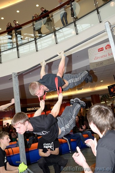 Pasākuma apmeklētājus pārteidza Parkour (vingrošana ar lēcieniem austrumu stilā) profesionāļi
Foto: Kaspars Garda Pasākuma apmeklētājus pārteidza Parkour (vingrošana ar lēcieniem austrumu stilā) profesionāļi
Foto: Kaspars Garda 54775