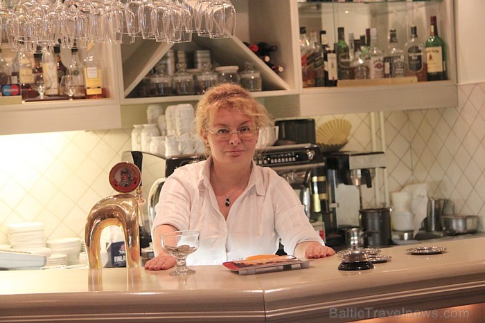 Bārs un restorāns ir ļoti iecienīts un ir kļuvis par pastāvīgu apmeklēšanas vietu gan rīdzinieku, gan viesu, gan biznesmeņu vidū Bārs un restorāns ir ļoti iecienīts un ir kļuvis par pastāvīgu apmeklēšanas vietu gan rīdzinieku, gan viesu, gan biznesmeņu vidū 56021