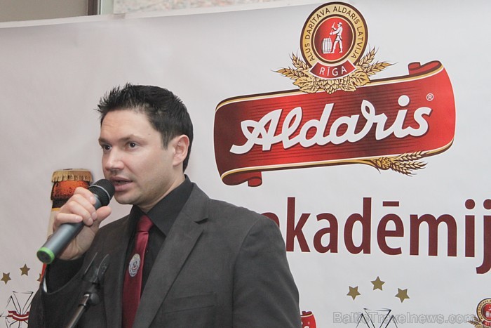 Latvijas Bārmeņu federācijas prezidents Raitis Akerblūms uzrunā Aldaris «Alus akadēmijas» dalībniekus un viesus Latvijas Bārmeņu federācijas prezidents Raitis Akerblūms uzrunā Aldaris «Alus akadēmijas» dalībniekus un viesus 56694
