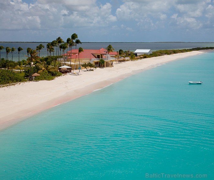 Lighthouse Bay Resort atrodas uz Barbuda salas strēmeles, kur dzīvo apmēram 1 500 salas iedzīvotāju Lighthouse Bay Resort atrodas uz Barbuda salas strēmeles, kur dzīvo apmēram 1 500 salas iedzīvotāju 56809