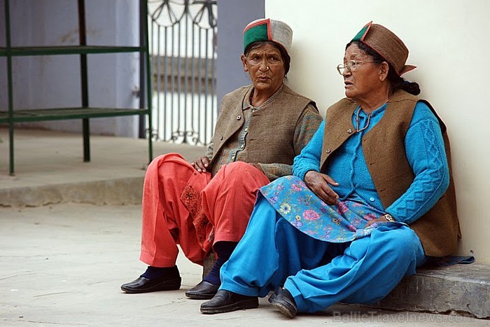 Atpūtas mirklis Budistu svētvietā - Dhamek stupa, Sarnath, pie Varanasī. Sarnath- svarīgs Tibetas diasporas centrs Indijas ZA
Foto: Guna Bērziņa 57054