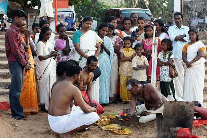 Hindu ģimenes svētbrīdis - Pudža. Papanasam beach, Varkala, Kerala
Foto: Guna Bērziņa 57079