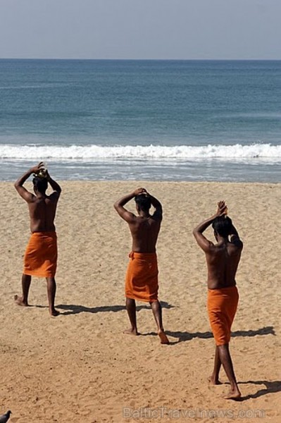 Hindu ģimenes vīrieši saņem svētību Pudžā galvenokārt. Papanasam Beach, Varkalai, Kerala
Foto: Guna Bērziņa Hindu ģimenes vīrieši saņem svētību Pudžā galvenokārt. Papanasam Beach, Varkalai, Kerala
Foto: Guna Bērziņa 57091