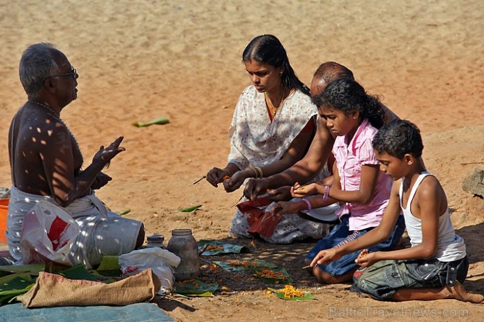 Hindu ģimenes svētbrīdis pludmalē. Papanasam Beach, Varkalai, Kerala
Foto: Guna Bērziņa 57109