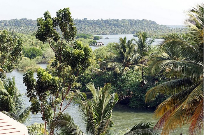 No koloniālo laiku bazilikas kalna paveras neatkārtojama panorāma pār Backwaters – lagūnezeriem, upēm, kanāliem un mangrovju salām. Kollam, Kerala. Fo No koloniālo laiku bazilikas kalna paveras neatkārtojama panorāma pār Backwaters – lagūnezeriem, upēm, kanāliem un mangrovju salām. Kollam, Kerala. Fo 57196