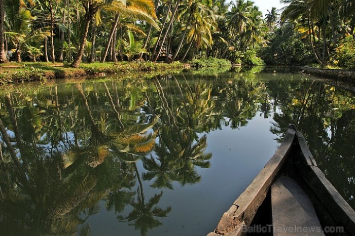 Kluss un ļoti zaļš izbrauciens ar kanoe laivu pa mazajām Kollam Backwaters upēm un kanāliem, vietējo sadzīvi vērojot. Foto: Guna Bērziņa Kluss un ļoti zaļš izbrauciens ar kanoe laivu pa mazajām Kollam Backwaters upēm un kanāliem, vietējo sadzīvi vērojot. Foto: Guna Bērziņa 57202