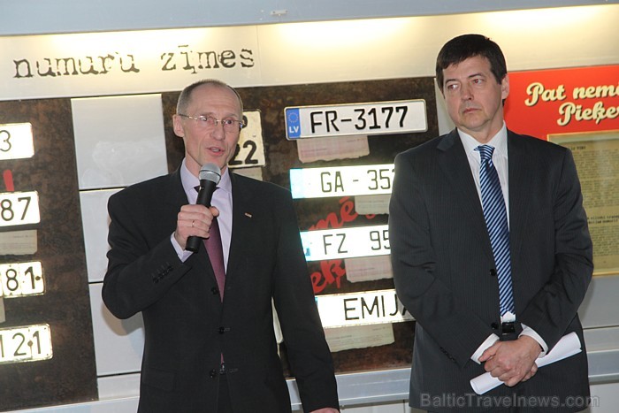 17.03.2011 Rīgas Motormuzejā atklāta jauna, netradicionāla izstāde «Pat nemēģini! Pieķers!» Ekspozīcijā apskatāmas CSDD darbinieku izņemtās viltotās a 17.03.2011 Rīgas Motormuzejā atklāta jauna, netradicionāla izstāde «Pat nemēģini! Pieķers!» Ekspozīcijā apskatāmas CSDD darbinieku izņemtās viltotās a 57220