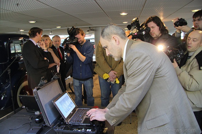 17.03.2011 Rīgas Motormuzejā atklāta jauna, netradicionāla izstāde «Pat nemēģini! Pieķers!» Ekspozīcijā apskatāmas CSDD darbinieku izņemtās viltotās a 17.03.2011 Rīgas Motormuzejā atklāta jauna, netradicionāla izstāde «Pat nemēģini! Pieķers!» Ekspozīcijā apskatāmas CSDD darbinieku izņemtās viltotās a 57227
