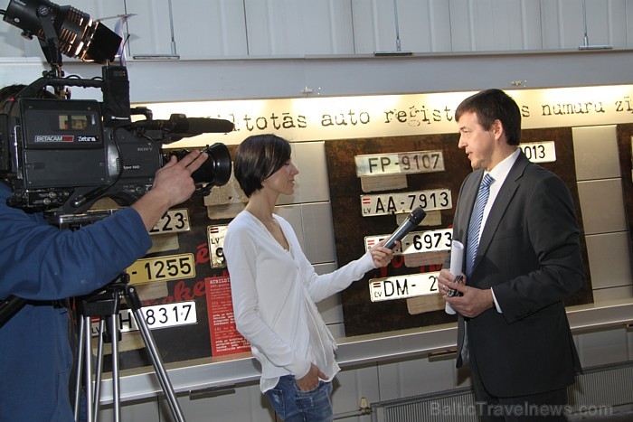 17.03.2011 Rīgas Motormuzejā atklāta jauna, netradicionāla izstāde «Pat nemēģini! Pieķers!» Ekspozīcijā apskatāmas CSDD darbinieku izņemtās viltotās a 17.03.2011 Rīgas Motormuzejā atklāta jauna, netradicionāla izstāde «Pat nemēģini! Pieķers!» Ekspozīcijā apskatāmas CSDD darbinieku izņemtās viltotās a 57235