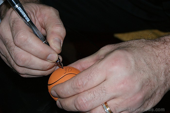 Slavenais lietuviešu basketbolists Sabonis dala autogrāfus Lietuvas stendā (Foto: Armands Muižnieks) Slavenais lietuviešu basketbolists Sabonis dala autogrāfus Lietuvas stendā (Foto: Armands Muižnieks) 57264