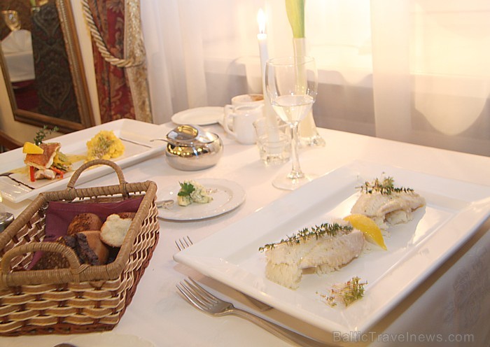 Restorāns Gutenbergs (www.gutenbergs.lv) - garšaugu buljonā tvaicēta jūras asara fileja ar basmati rīsiem un bazilika olīveļļu Restorāns Gutenbergs (www.gutenbergs.lv) - garšaugu buljonā tvaicēta jūras asara fileja ar basmati rīsiem un bazilika olīveļļu 57380