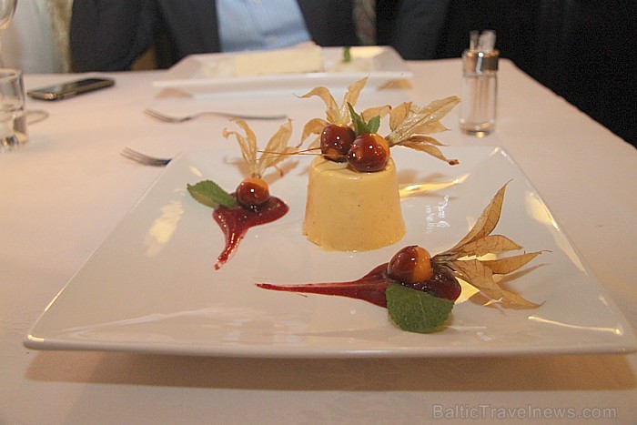 Restorāns Gutenbergs (www.gutenbergs.lv) - smiltsērkšķu Panna Cotta ar zemeņu mērci un karamelizētiem fizāļiem Restorāns Gutenbergs (www.gutenbergs.lv) - smiltsērkšķu Panna Cotta ar zemeņu mērci un karamelizētiem fizāļiem 57383