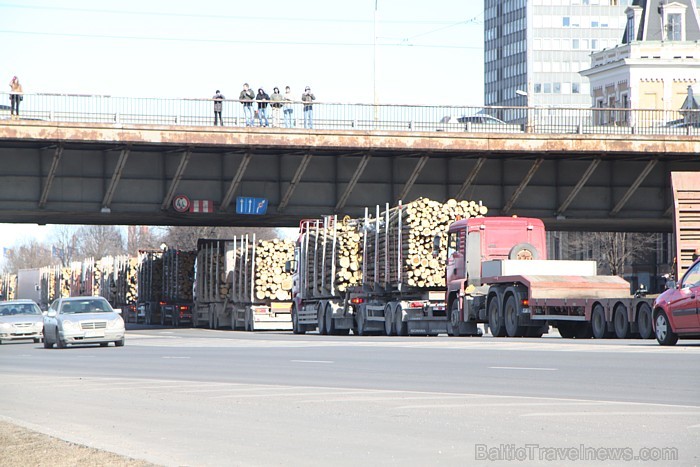 Šodien, 24.03.2011. pie Rīgas pils, apmēram, 200 kravas pārvadātāji protestēja pret valdības lēmumiem Šodien, 24.03.2011. pie Rīgas pils, apmēram, 200 kravas pārvadātāji protestēja pret valdības lēmumiem 57502