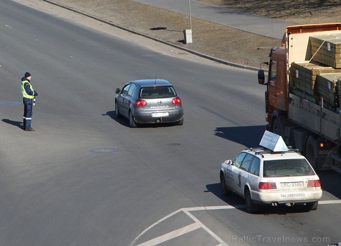 Šodien, 24.03.2011. pie Rīgas pils, apmēram, 200 kravas pārvadātāji protestēja pret valdības lēmumiem Šodien, 24.03.2011. pie Rīgas pils, apmēram, 200 kravas pārvadātāji protestēja pret valdības lēmumiem 57504