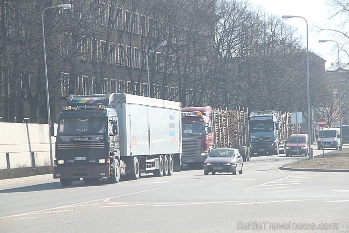 Šodien, 24.03.2011. pie Rīgas pils, apmēram, 200 kravas pārvadātāji protestēja pret valdības lēmumiem Šodien, 24.03.2011. pie Rīgas pils, apmēram, 200 kravas pārvadātāji protestēja pret valdības lēmumiem 57508