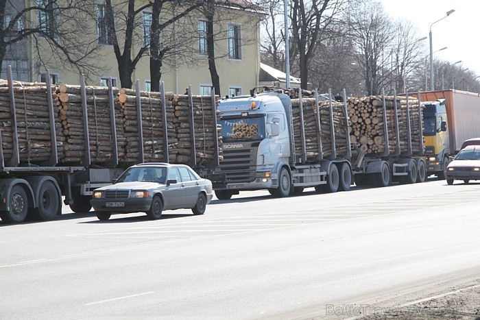 Šodien, 24.03.2011. pie Rīgas pils, apmēram, 200 kravas pārvadātāji protestēja pret valdības lēmumiem Šodien, 24.03.2011. pie Rīgas pils, apmēram, 200 kravas pārvadātāji protestēja pret valdības lēmumiem 57511