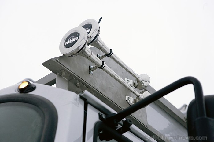 Signāltaures un cita veida aprīkojums liecina, ka automašīnas ir sagatavotas ekstrēmiem piedzīvojumiem Signāltaures un cita veida aprīkojums liecina, ka automašīnas ir sagatavotas ekstrēmiem piedzīvojumiem 57557
