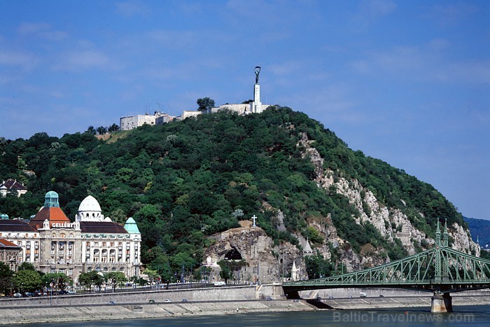 Gandrīz no jebkuras vietas Budapeštā var redzēt Gellért hegy, kalnu, kura smailē atrodas Brīvības piemineklis
Foto: Hungary.com Gandrīz no jebkuras vietas Budapeštā var redzēt Gellért hegy, kalnu, kura smailē atrodas Brīvības piemineklis
Foto: Hungary.com 57604