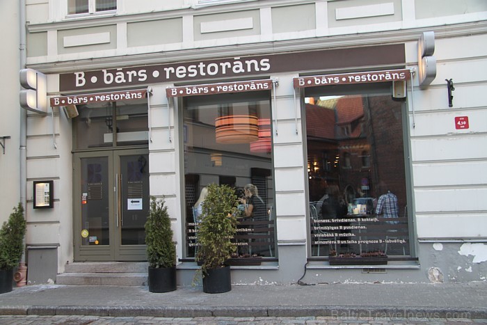 Vecrīgas restorāns B-bārs ( www.bbars.lv) ir populāra vieta, kur satiekas sabiedrībā daudzi pazīstami cilvēki, bet šoreiz Latvijas labākie bārmeņi Vecrīgas restorāns B-bārs ( www.bbars.lv) ir populāra vieta, kur satiekas sabiedrībā daudzi pazīstami cilvēki, bet šoreiz Latvijas labākie bārmeņi 57711