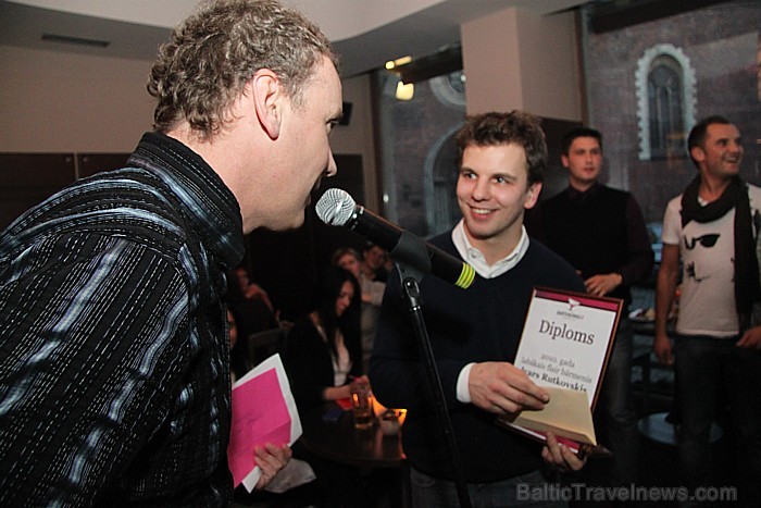 Nominācijas «2010.gada labākais flair bārmenis» balvu pasniedz restorāna B-bārs īpašnieks Armands Mednieks uzvarētajam - Ivars Rutkovskis Nominācijas «2010.gada labākais flair bārmenis» balvu pasniedz restorāna B-bārs īpašnieks Armands Mednieks uzvarētajam - Ivars Rutkovskis 57729