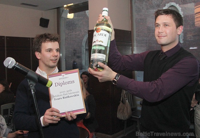 Nominācijas «2010.gada labākais flair bārmenis» uzvarētājs Ivars Rutkovskis un viņa kolēģis - Mārtiņš Rozenvalds Nominācijas «2010.gada labākais flair bārmenis» uzvarētājs Ivars Rutkovskis un viņa kolēģis - Mārtiņš Rozenvalds 57730