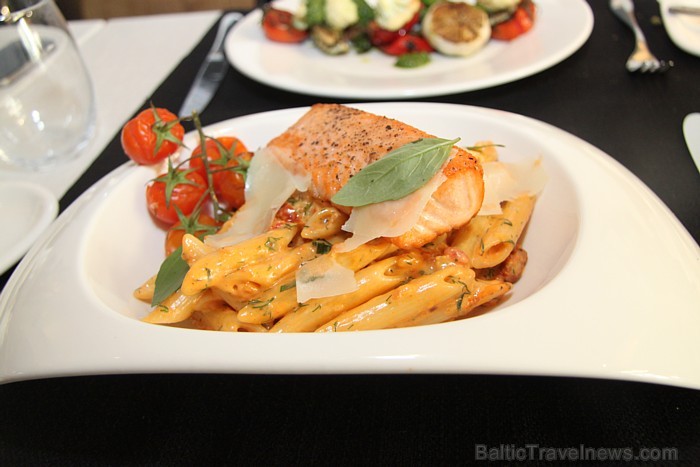Zivju restorāns «Le Dome» (www.zivjurestorans.lv) - Pasta Penne ar laša fileju, tomātiem un Parmesan sieru Zivju restorāns «Le Dome» (www.zivjurestorans.lv) - Pasta Penne ar laša fileju, tomātiem un Parmesan sieru 57968