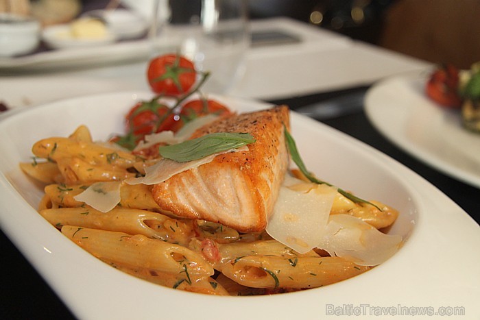 Zivju restorāns «Le Dome» (www.zivjurestorans.lv) - Pasta Penne ar laša fileju, tomātiem un Parmesan sieru Zivju restorāns «Le Dome» (www.zivjurestorans.lv) - Pasta Penne ar laša fileju, tomātiem un Parmesan sieru 57969