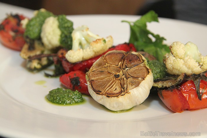 Zivju restorāns «Le Dome» (www.zivjurestorans.lv) - Grillētu dārzeņu salāti ar garšaugu pesto mērci Zivju restorāns «Le Dome» (www.zivjurestorans.lv) - Grillētu dārzeņu salāti ar garšaugu pesto mērci 57971