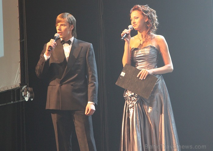 Skaistuma konkursa «Mis un Misters Latvija 2010» programmas vadītāji - Ludmila Voroncova un Jānis Verners Skaistuma konkursa «Mis un Misters Latvija 2010» programmas vadītāji - Ludmila Voroncova un Jānis Verners 58054