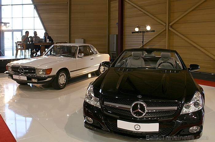 Mercedes Benz kluba stendā automobiļi, kurus šķir gadu desmiti – slavenais Mercedes Benz SLC un jaunais Mercedes Benz SL Mercedes Benz kluba stendā automobiļi, kurus šķir gadu desmiti – slavenais Mercedes Benz SLC un jaunais Mercedes Benz SL 58788