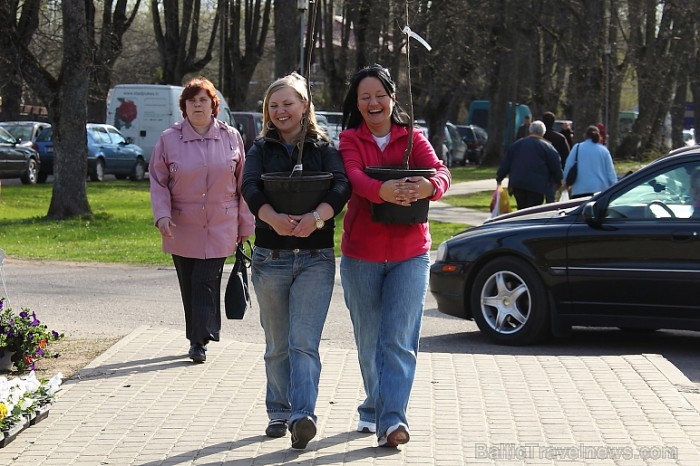 Katrs bērna iestādītais koks ir viņa pavadonis nākotnē, tas dod iespēju bērnam augt kopā ar sevis stādīto koku, lai pēc gadiem katram no mums būtu acī Katrs bērna iestādītais koks ir viņa pavadonis nākotnē, tas dod iespēju bērnam augt kopā ar sevis stādīto koku, lai pēc gadiem katram no mums būtu acī 58956