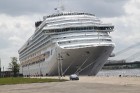Milzīgs kruīzu kuģis Costa Pacifica ienāk Rīgā