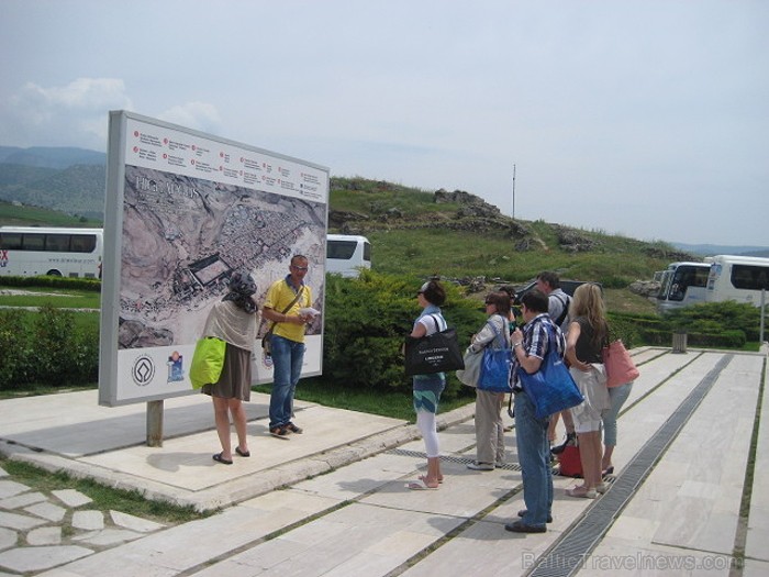 Pamukkale ir brīnumaina vieta Turcijā, kas ir slavena ar dziedinošiem ūdeņiem (Kleopatras baseinu), elpu aizraujošo ainavu (Baltās terases) un bagāto Pamukkale ir brīnumaina vieta Turcijā, kas ir slavena ar dziedinošiem ūdeņiem (Kleopatras baseinu), elpu aizraujošo ainavu (Baltās terases) un bagāto 60928
