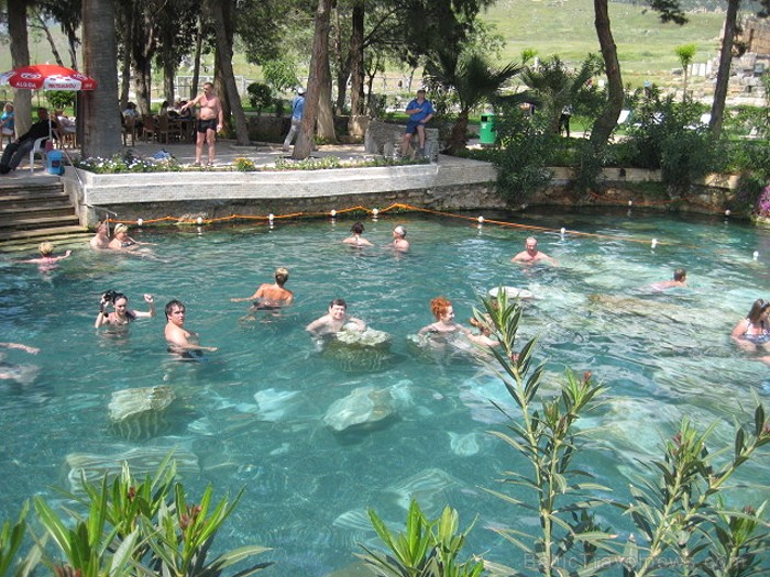 Pamukkale ir brīnumaina vieta Turcijā, kas ir slavena ar dziedinošiem ūdeņiem (Kleopatras baseinu), elpu aizraujošo ainavu (Baltās terases) un bagāto Pamukkale ir brīnumaina vieta Turcijā, kas ir slavena ar dziedinošiem ūdeņiem (Kleopatras baseinu), elpu aizraujošo ainavu (Baltās terases) un bagāto 60930