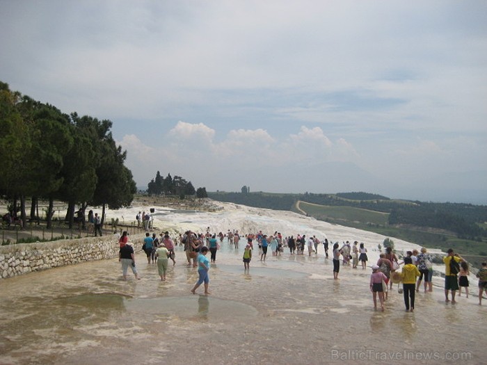 Pamukkale ir brīnumaina vieta Turcijā, kas ir slavena ar dziedinošiem ūdeņiem (Kleopatras baseinu), elpu aizraujošo ainavu (Baltās terases) un bagāto Pamukkale ir brīnumaina vieta Turcijā, kas ir slavena ar dziedinošiem ūdeņiem (Kleopatras baseinu), elpu aizraujošo ainavu (Baltās terases) un bagāto 60935