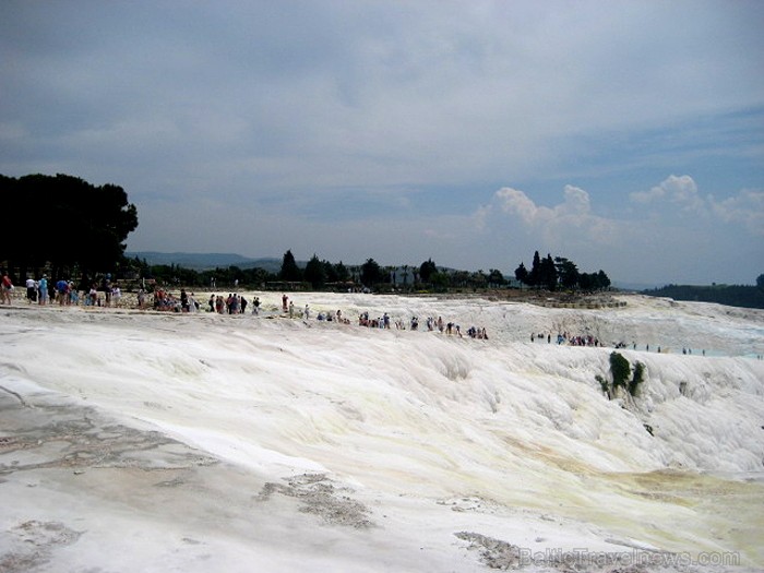 Pamukkale ir brīnumaina vieta Turcijā, kas ir slavena ar dziedinošiem ūdeņiem (Kleopatras baseinu), elpu aizraujošo ainavu (Baltās terases) un bagāto Pamukkale ir brīnumaina vieta Turcijā, kas ir slavena ar dziedinošiem ūdeņiem (Kleopatras baseinu), elpu aizraujošo ainavu (Baltās terases) un bagāto 60937